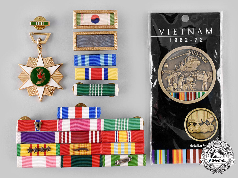 united_states._a_lot_of_armed_forces_items_ci19_6889