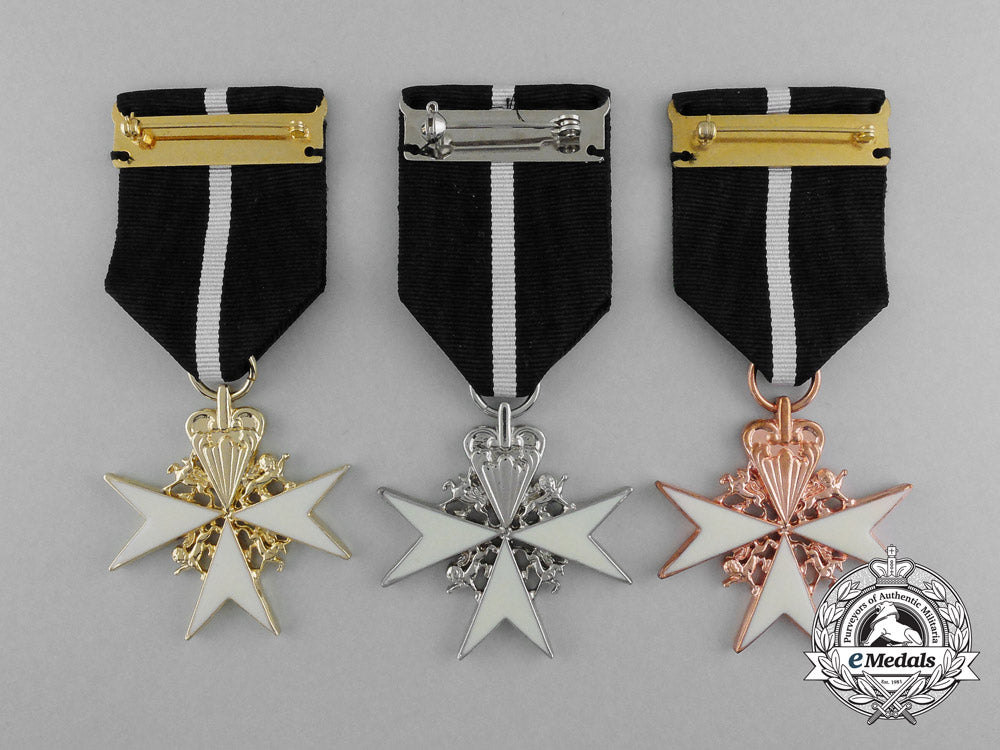 three_donat_medals;_gold,_silver_and_bronze_grades_d_3920