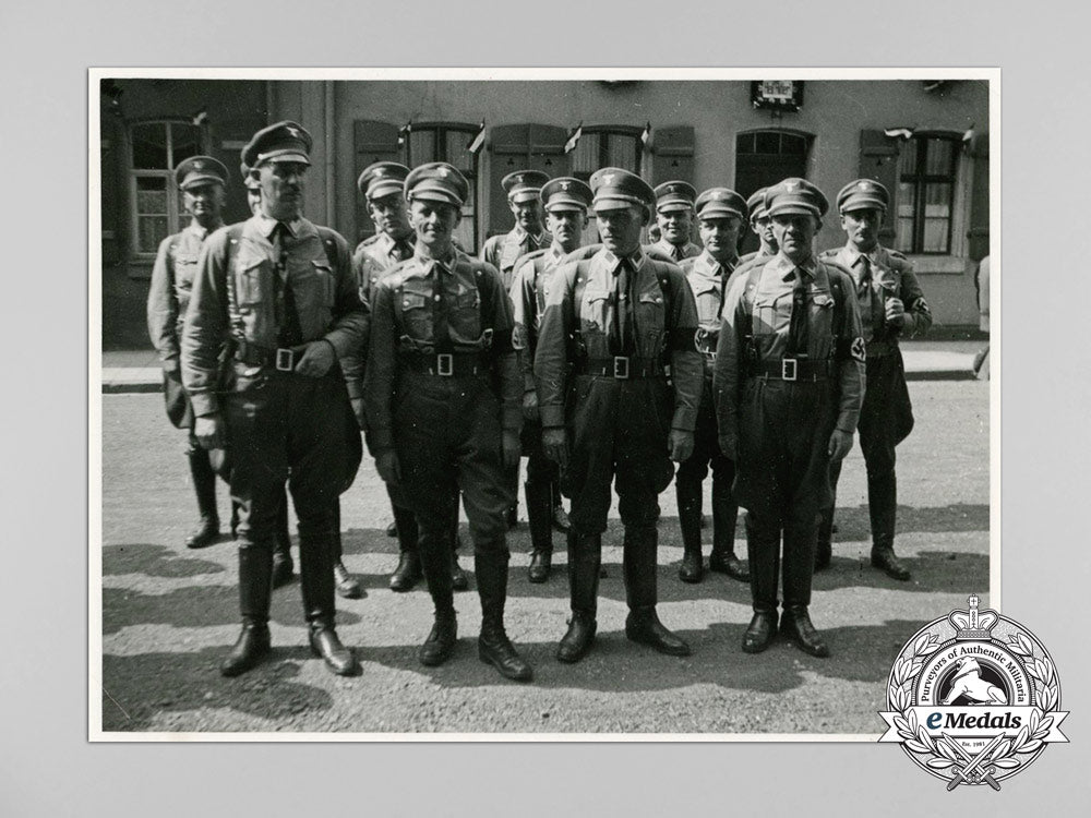 four_pictures_of_unknown_sa_officers_d_8570