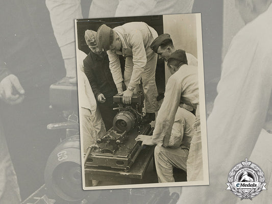 germany,_luftwaffe._an_official_press_photo_of_reconnaissance_camera_being_mounted_dd_6025