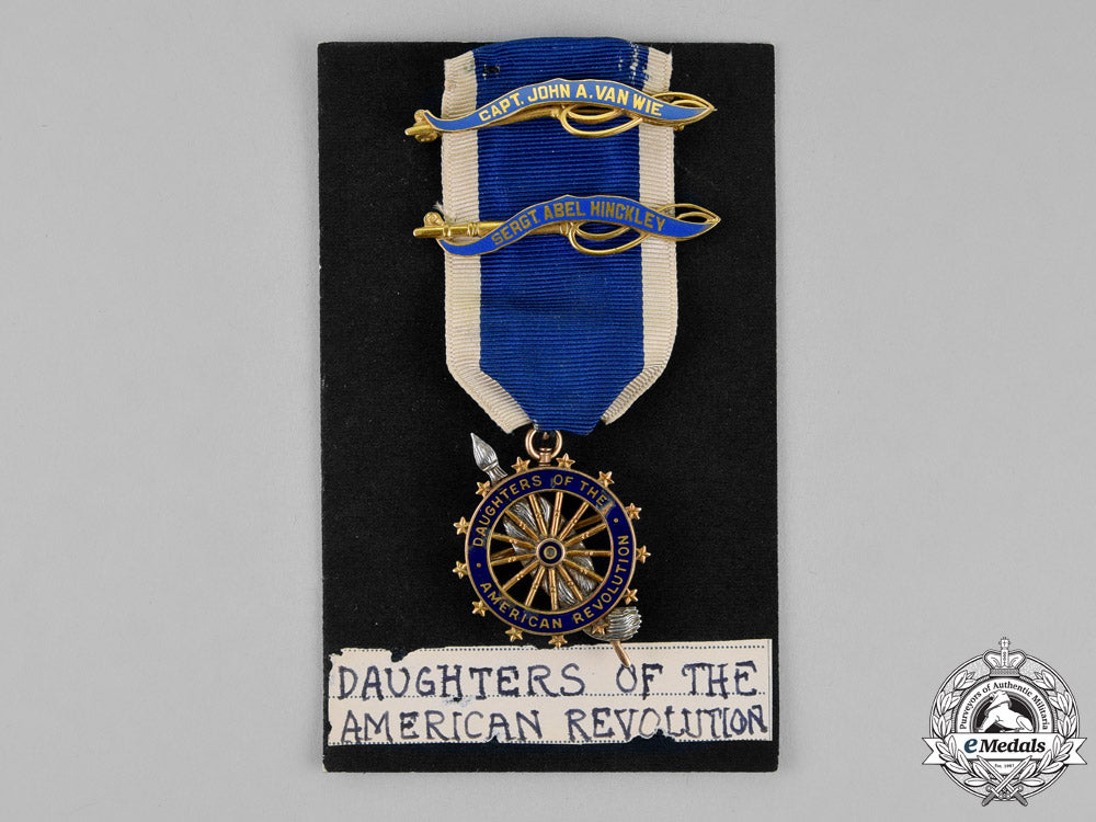 united_states._a_daughters_of_the_american_revolution_membership_badge_in_gold,_anna_van_wie_mosher_dsc_1479_1