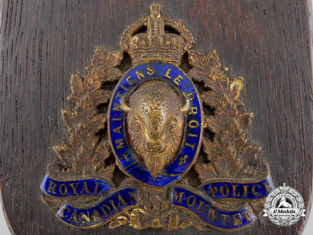 a_royal_canadian_mounted_police(_rcmp)_officer's_cap_badge_plaque,_c.1930_s_g_344