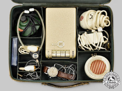 canada,_commonwealth._a_cold_war_camp_x_minifon_p55_spy_kit_image