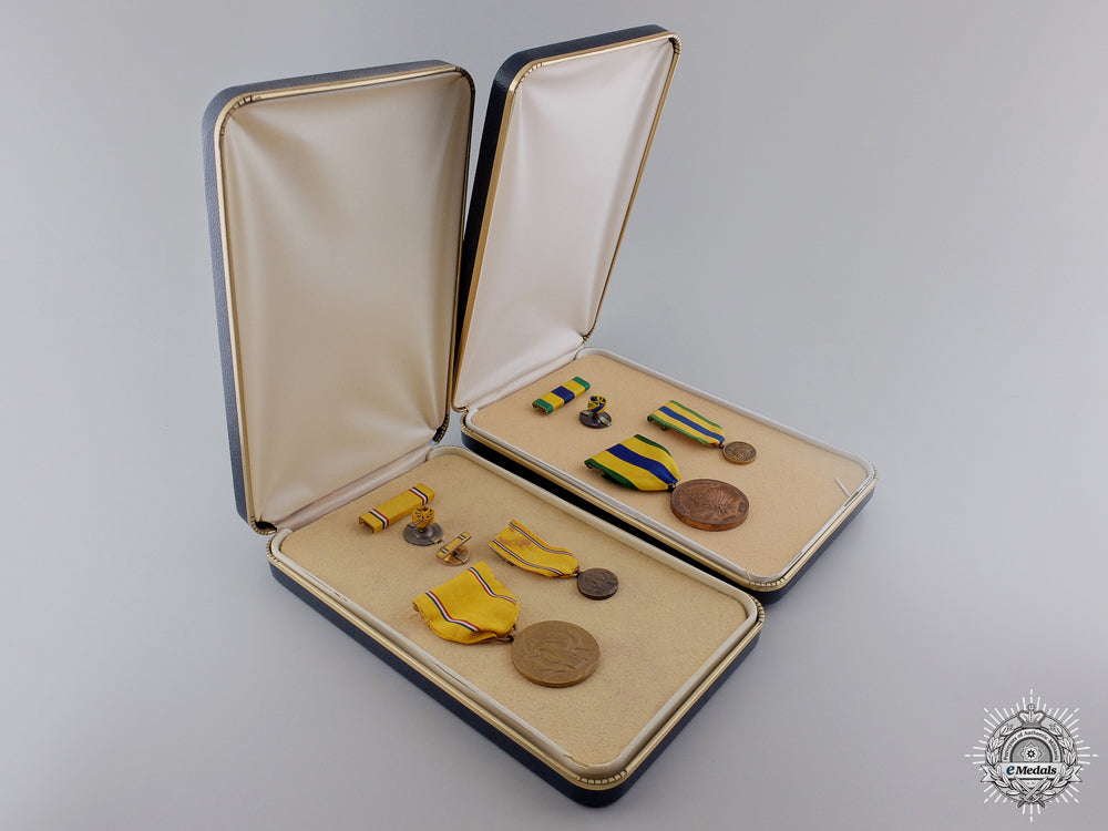 two_american_service_medal_with_cases_img_02.jpg54c002171b563