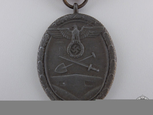 a_west_wall_medal_with_packet_of_issue_img_03.jpg55b6443363edd