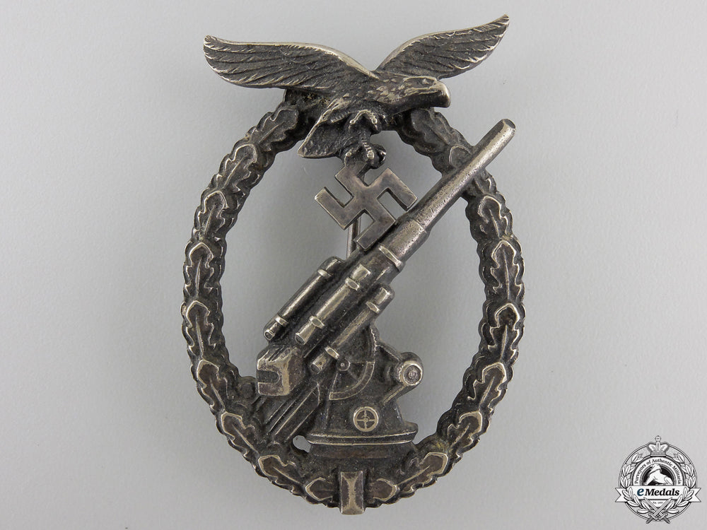 an_early_cased_luftwaffe_flak_badge_by_c.e.juncker_img_04.jpg55bf8c356d9e5