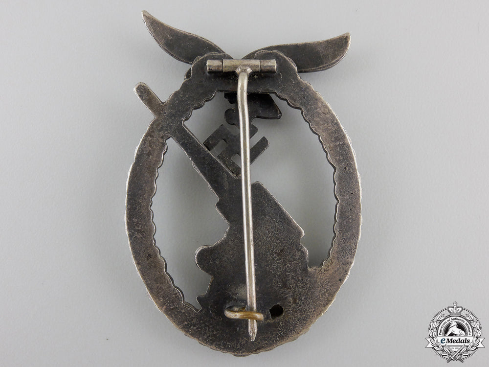 an_early_cased_luftwaffe_flak_badge_by_c.e.juncker_img_07.jpg55bf8ccd022e6