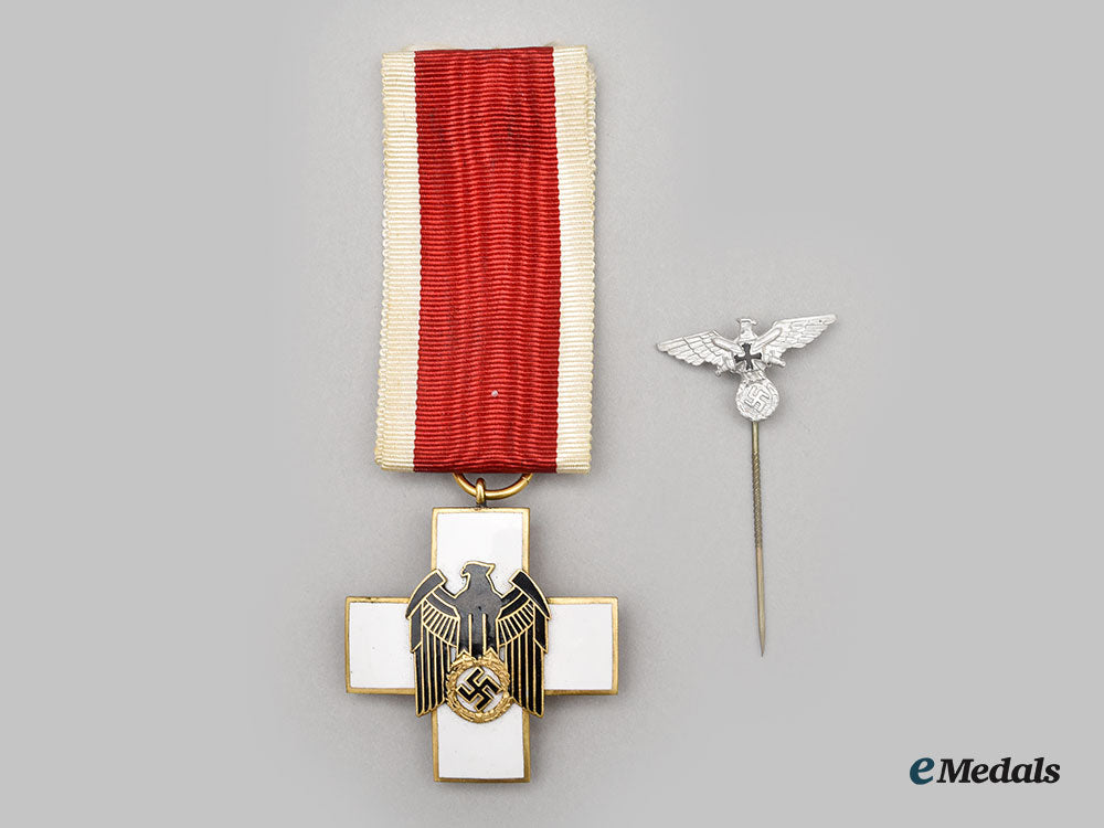 germany,_third_reich._a_social_welfare_decoration,_iii_class_with_case,_by_gebrüder_godet_l22_mnc1502_343