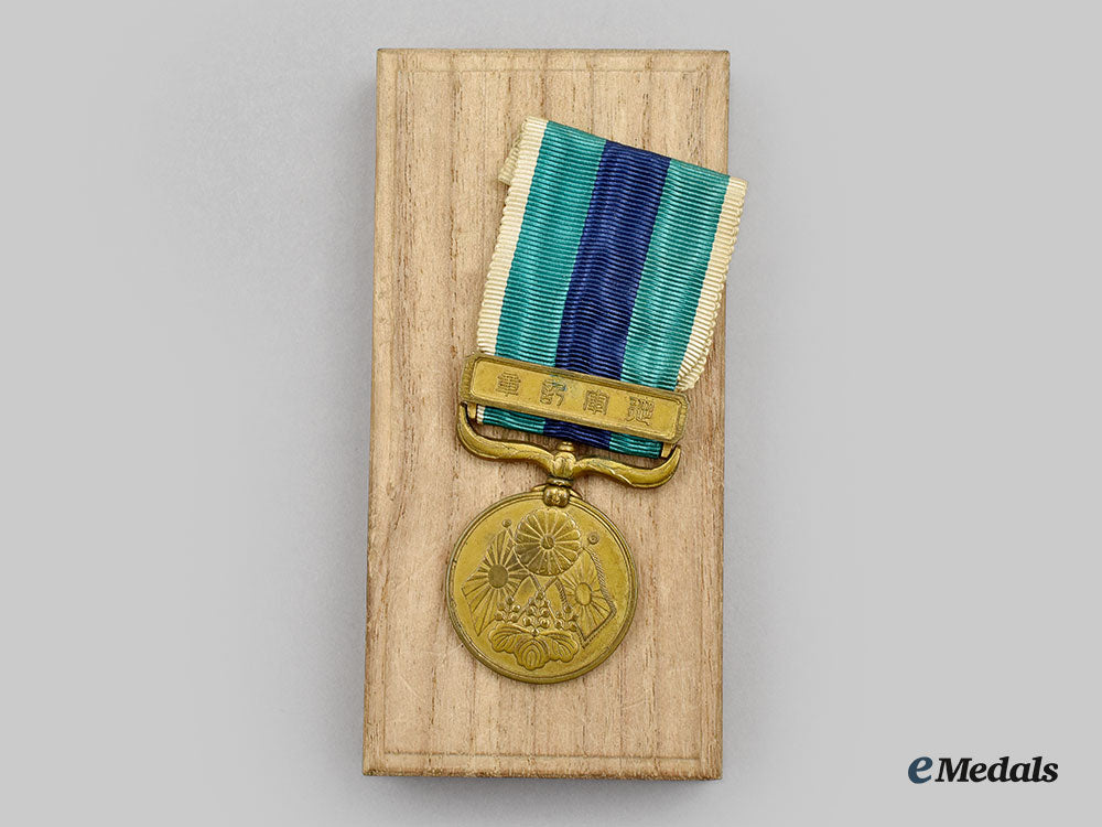 japan,_empire._a1904-1905_russo-_japanese_war_medal,_boxed_with_award_document_l22_mnc2006_386_1