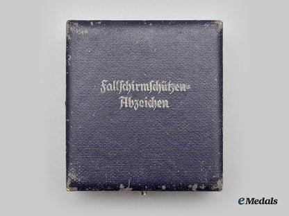 germany,_luftwaffe._a_fallschirmjäger_badge,_with_case,_by_wilhelm_deumer_l22_mnc5926_086