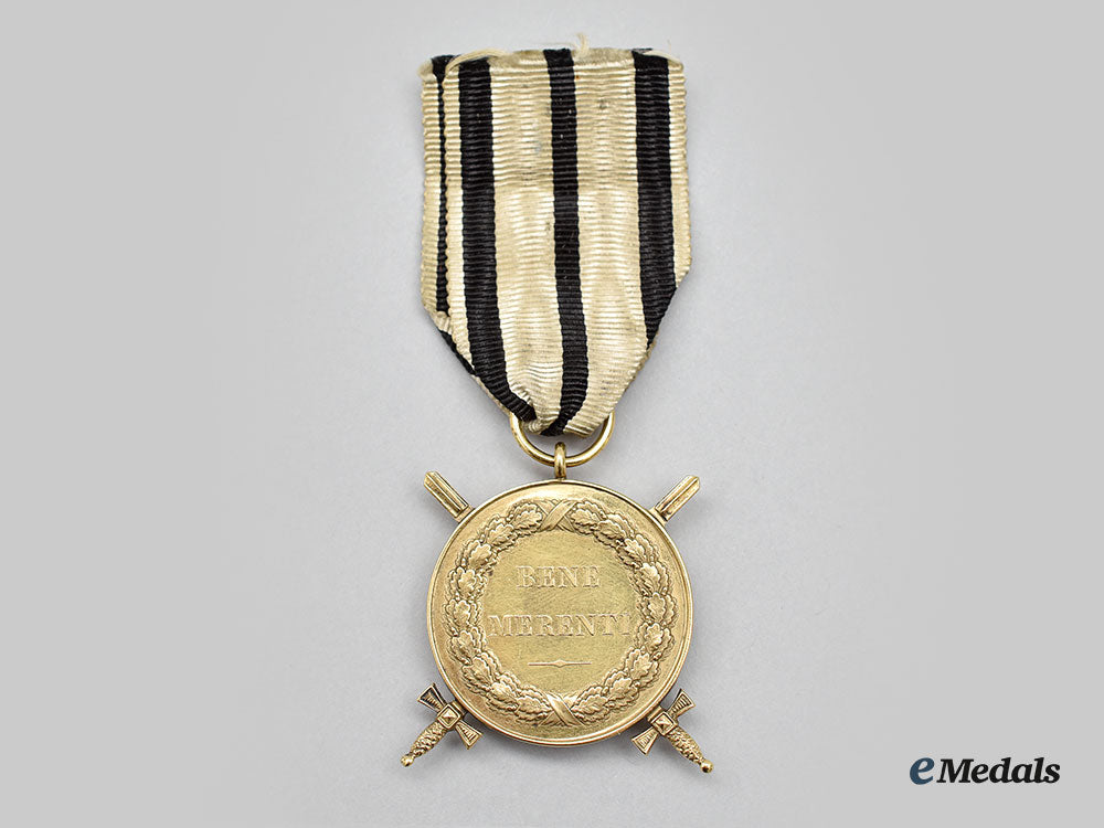 hohenzollern,_dynasty._a_rare_prototype_bene_merenti_medal_in_gold_with_swords_l22_mnc6831_140