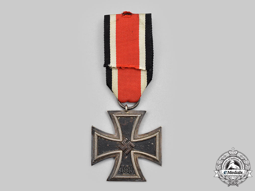 germany,_third_reich._a1939_iron_cross_ii_class,_with_nsdap_membership_badge_l22_mnc8610_096