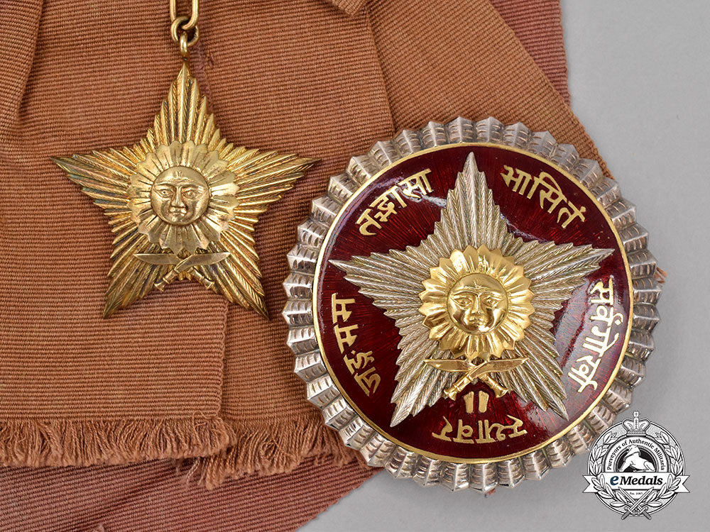 nepal,_federal_democratic_republic._an_order_of_the_gorkha_dakshina_bahu,_i_class_set_in_case_by_hamilton&_co,_c.1915_l22_mnc8854_035_1