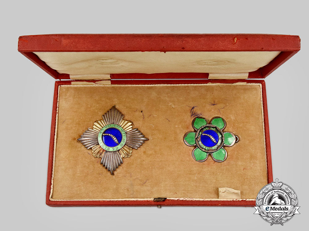 nepal,_federal_democratic_republic._an_order_of_trishakti-_patta,_i_class_set_with_diamonds,_in_case,_c.1947_l22_mnc8876_048