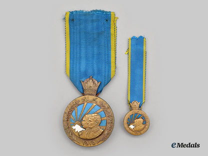 iran,_pahlavi_dynasty._a_medal_for_the_fiftieth_anniversary_of_the_pahlavi_dynasty1976,_fullsize_and_miniature_l22_mnc9514_628