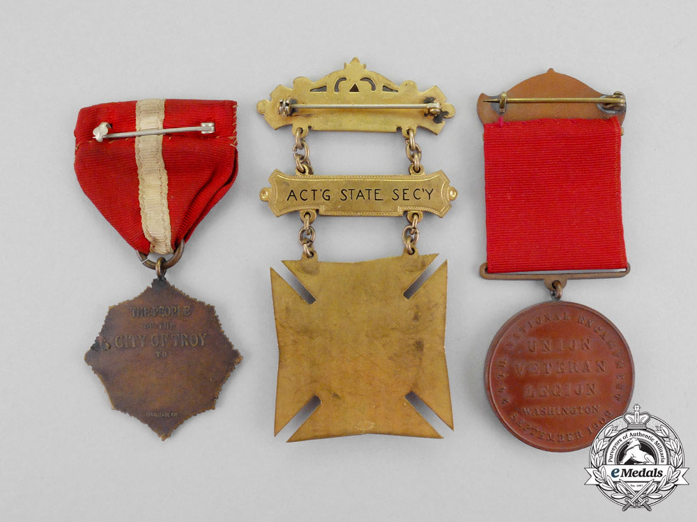 united_states._a_lot_of_three_medals_and_badges_m17-2636