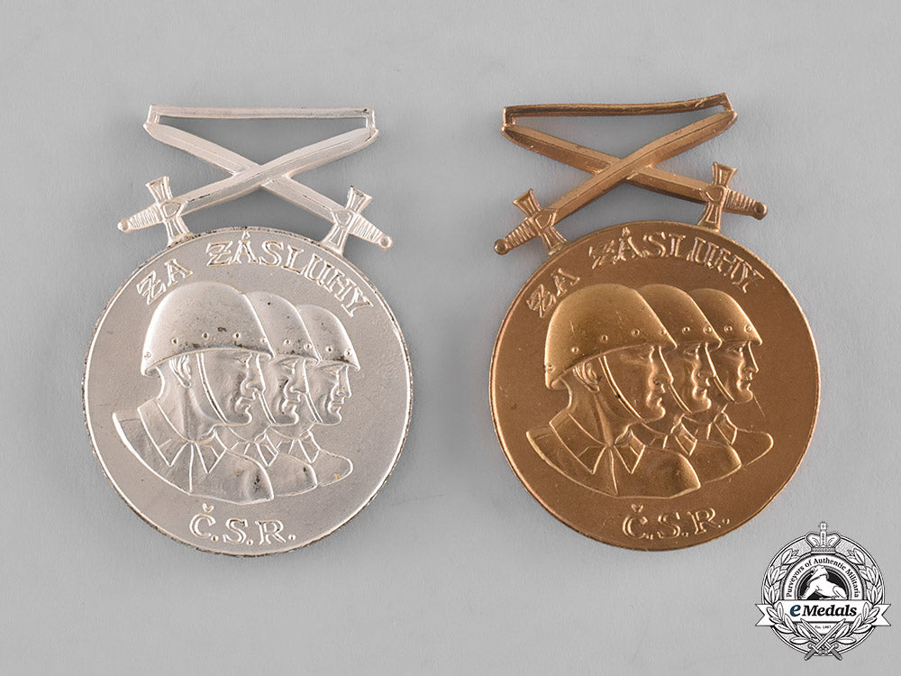 czechoslovakia,_socialist_republic._two_military_merit_medals_m181_1513