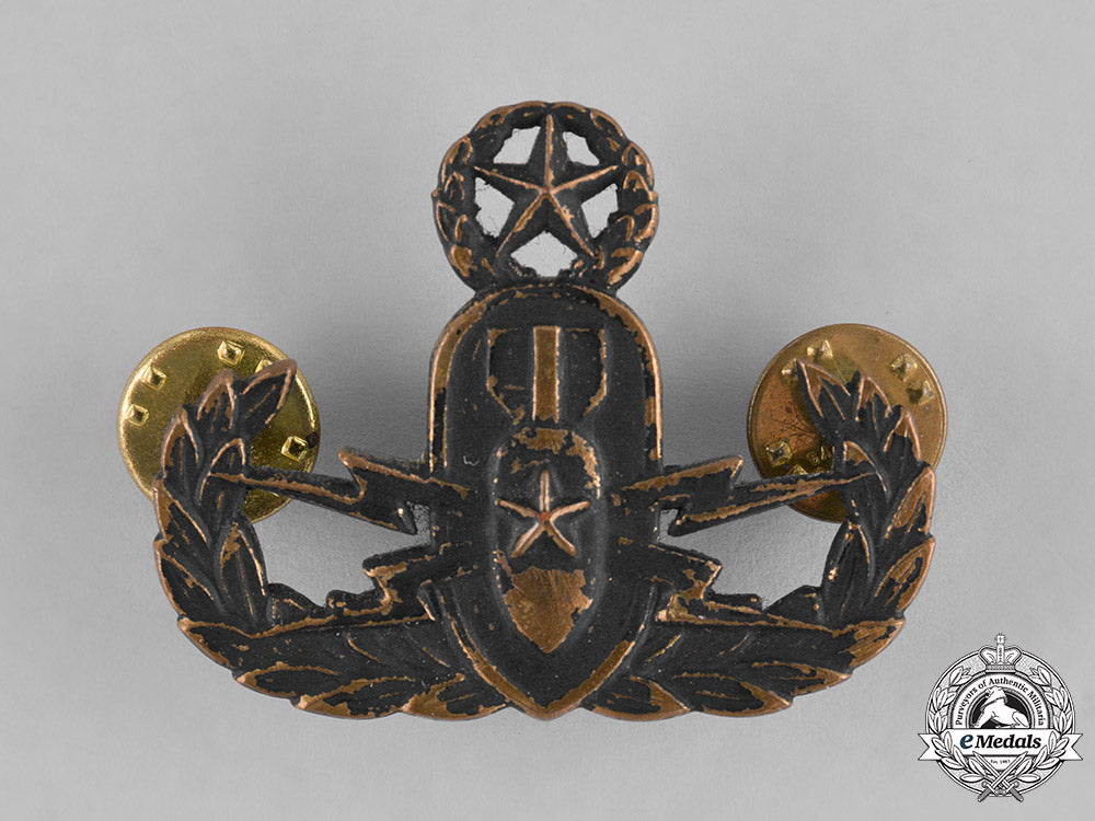 united_states._an_armed_forces_explosive_ordnance_disposal(_eod)_warfare_officer_insignia,_post1974_issue_m181_9208