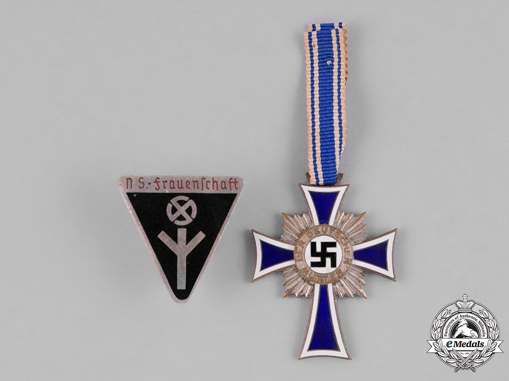 germany_third_reich._a_pair_of_second_war_german_women’s_awards_m181_9374