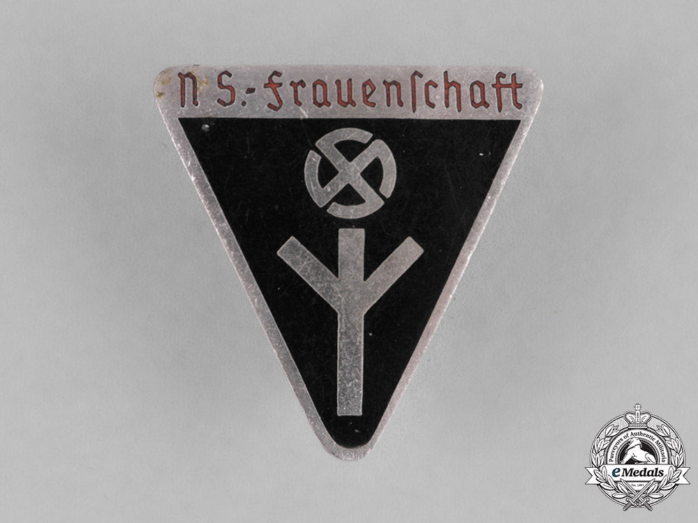 germany_third_reich._a_pair_of_second_war_german_women’s_awards_m181_9375