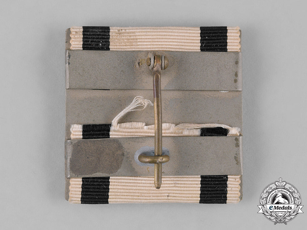 prussia,_kingdom._a_kaiser_wilhelm_ii_and_kaiserin_auguste_silver_wedding_anniversary_clasp,_c.1906_m19_11638