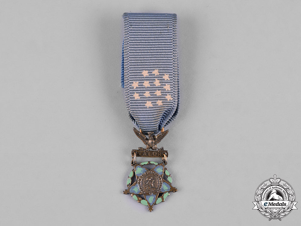 united_states._a_miniature_army_medal_of_honor,_type_iv(1913-1944)_m19_1190