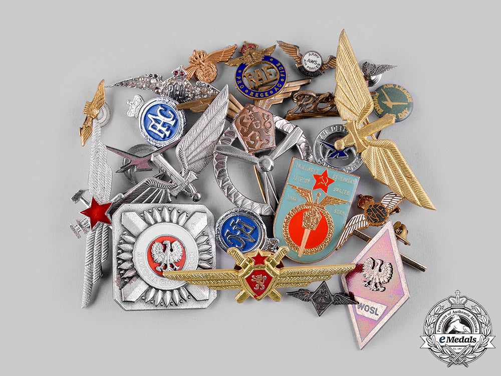 international._a_lot_of_twenty-_three_pins_and_badges_m19_19136