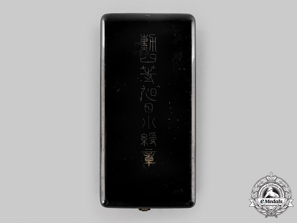 japan,_empire._an_order_of_the_rising_sun,_v_class_with_case,_c.1920_m19_21990_1