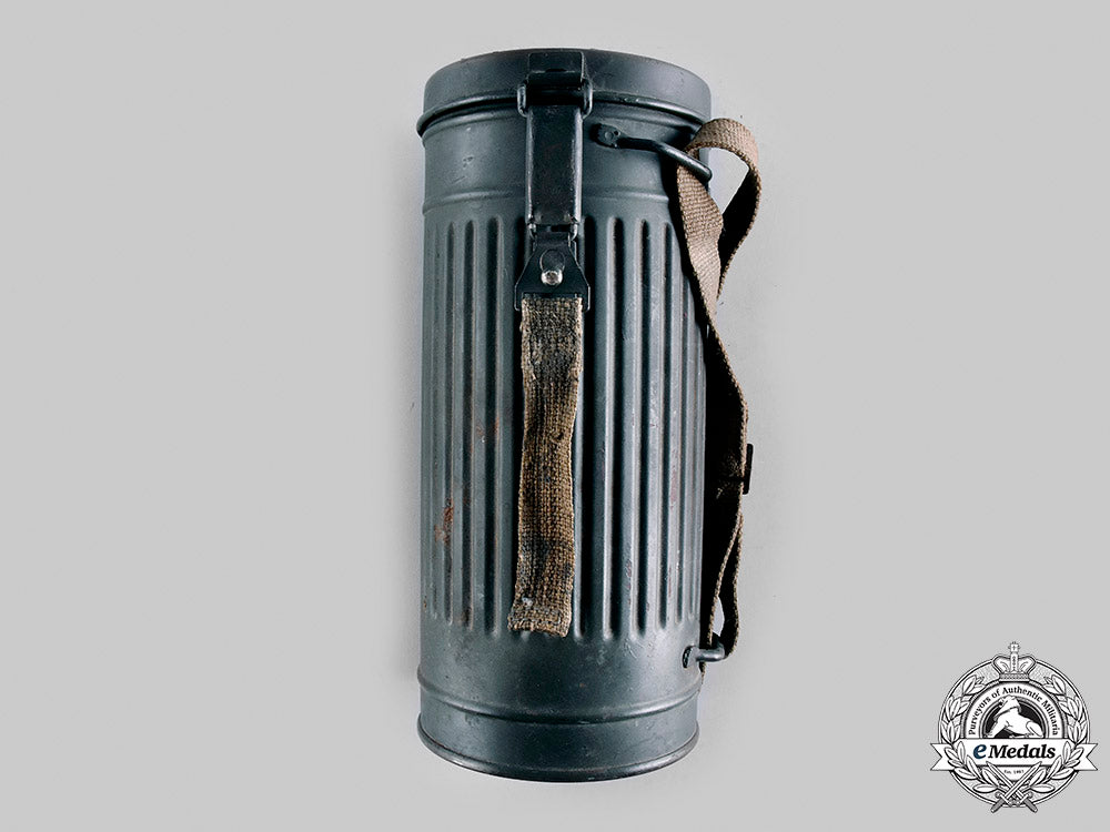 germany,_luftschutz._a_model38_luftschutz_gas_mask,_with_case_m19_23075