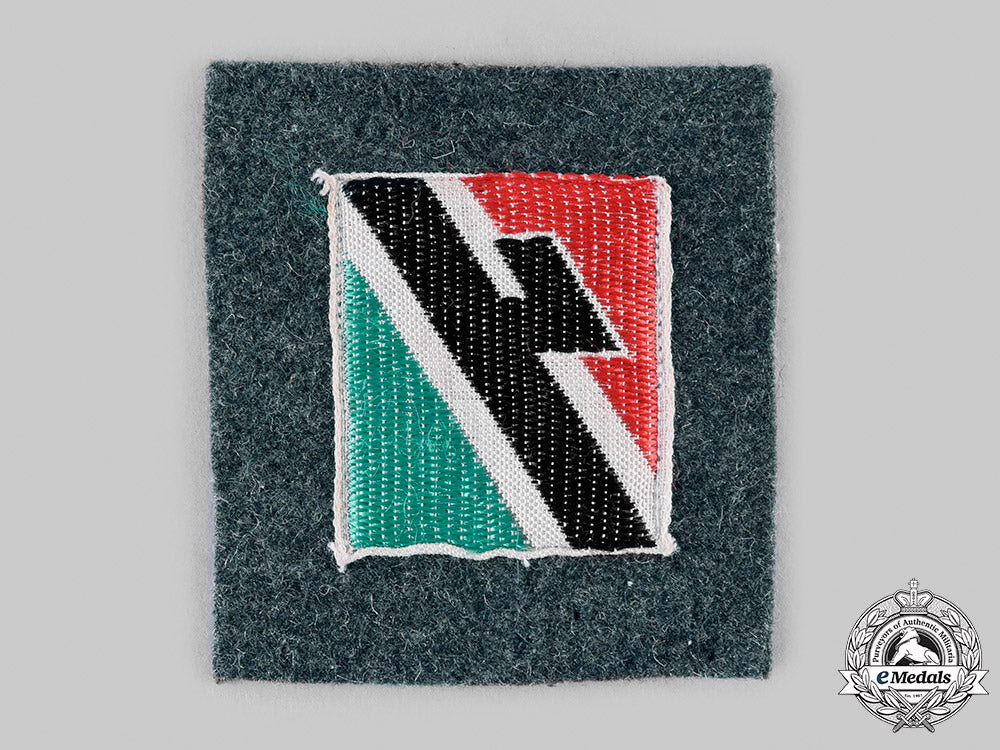 italy,_kingdom._a_post-_war_made_fascist_organization_party_insignia_m20_602_emd5525_1