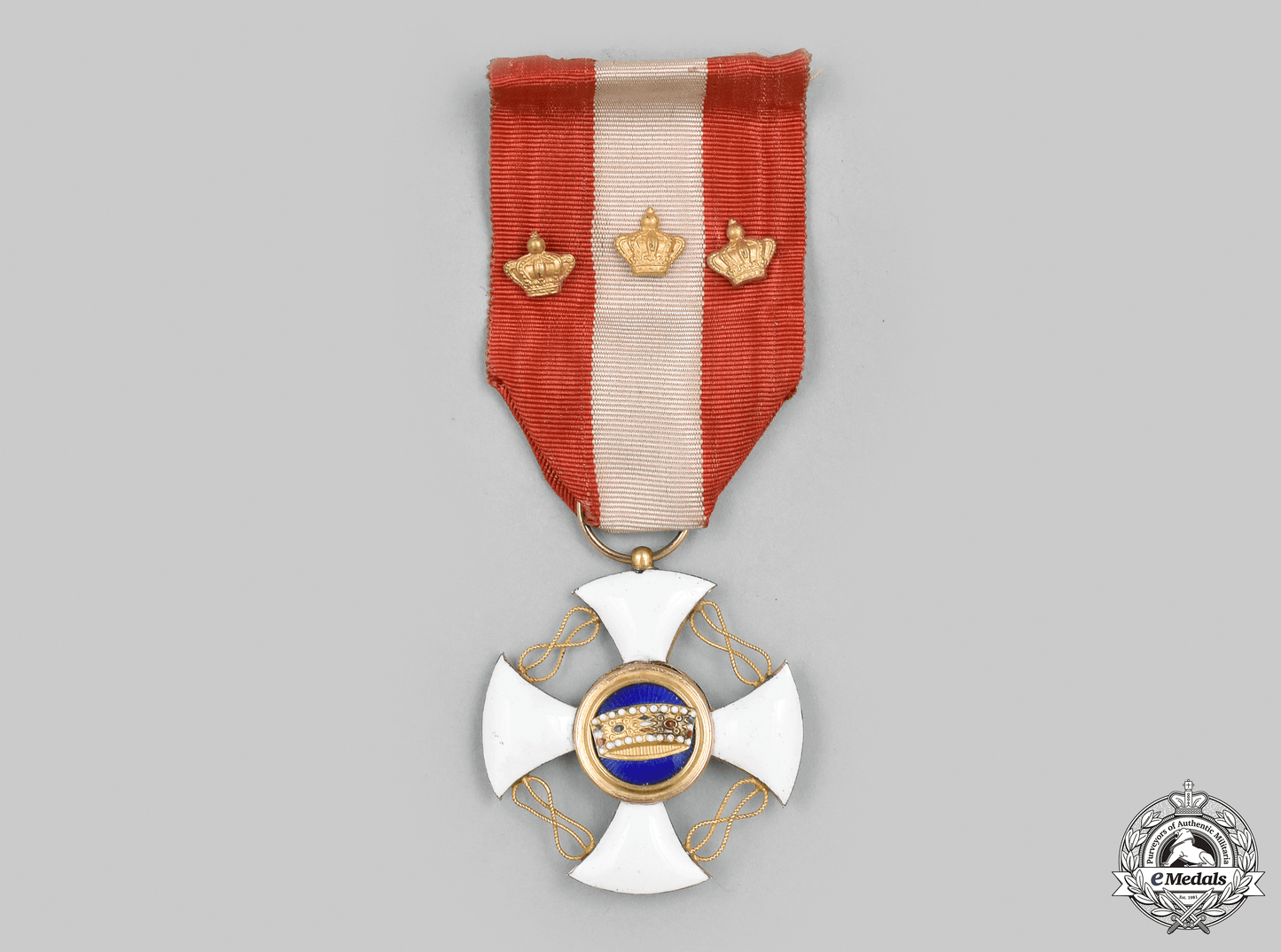 italy,_kingdom._an_order_of_the_crown_in_gold,_v_class_knight_with3_crowns,_c.1920_m21_mnc3451_1