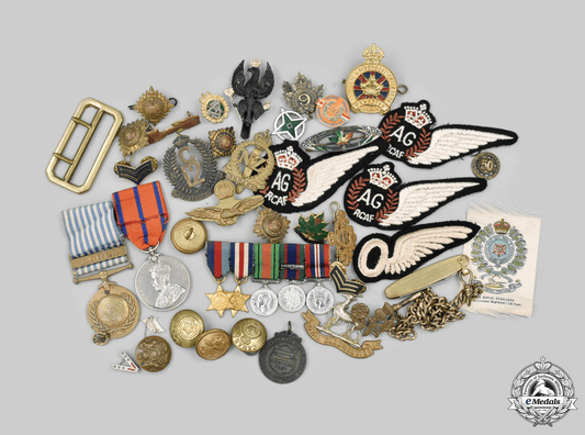 canada,_united_kingdom._a_lot_of_forty-_one_military-_themed_items_m21_mnc4672_1