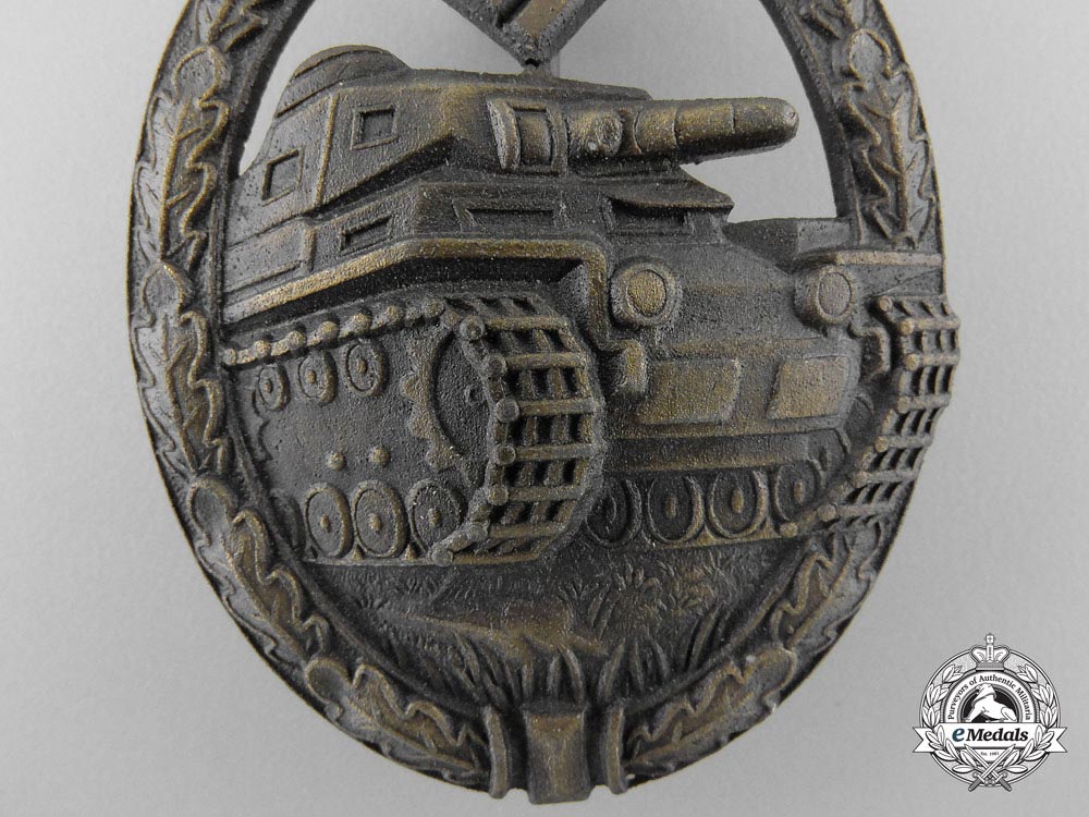 a_mint_bronze_grade_tank_assault_badge_n_140